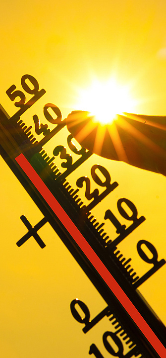 Thermometer bei Hitze Eine Hand hält ein klassisches Thermometer, das +40 Grad Celsius anzeigt, gegen die Sonne.