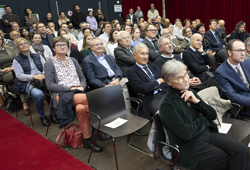 Die gut besuchte Aula der Med Uni Graz.