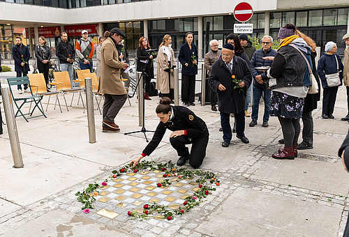 Blumen wurden bei den Stolpersteinen niedergelegt