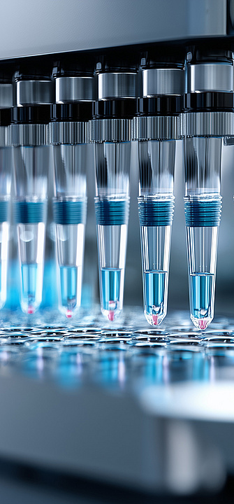 Automated liquid handling system dispensing samples in a modern Labormedizin