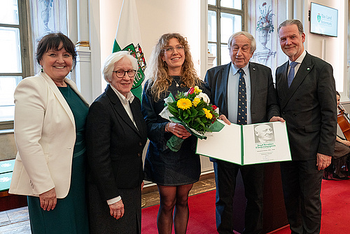 Elisabeth Fliesser (3.v.l.) wurde mit dem Josef Krainer-Förderungspreis ausgezeichnet © Land Steiermark/Streibl