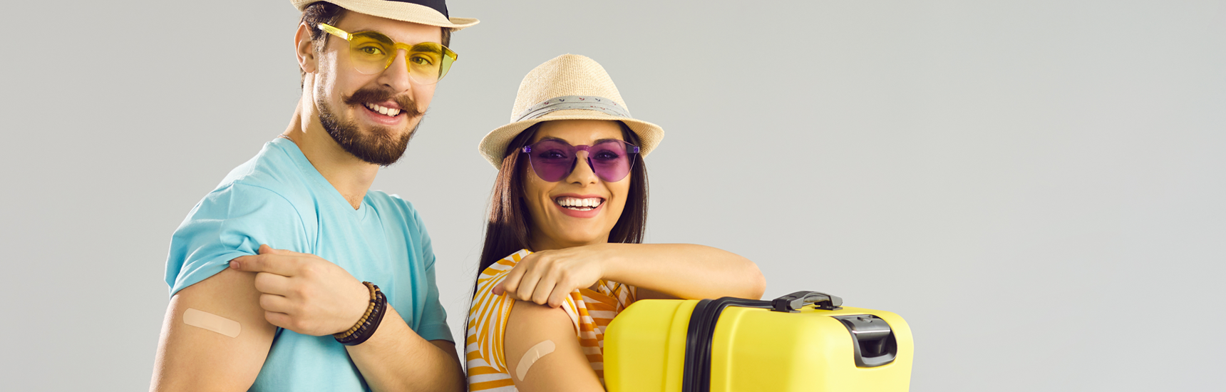 Zwei Urlauber mit Sonnenbrille - Studio Romantic /adobe.stock.com Zwei Urlauber mit Sonnenbrille - Studio Romantic /adobe.stock.com