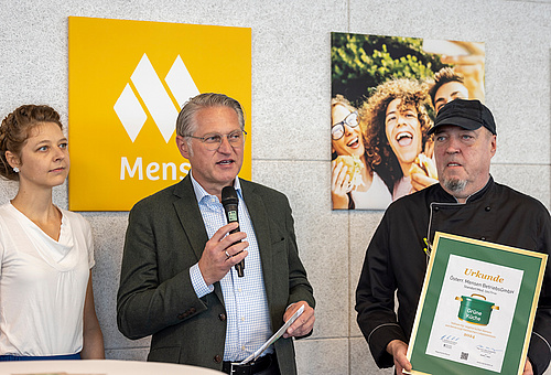 Auch Friedrich Schober von den Österreichischen Mensen gratulierte