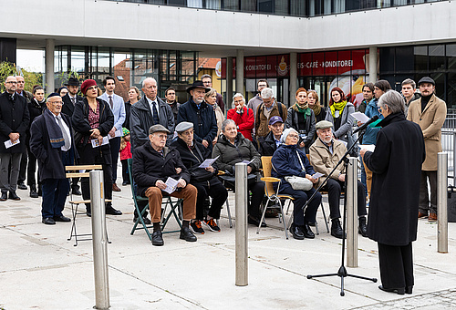 Die Besucher*innen gedachten den vertriebenen Student*innen