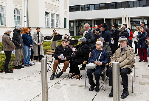 Familienangehörige der Vertriebenen wohnten der Zeremonie bei