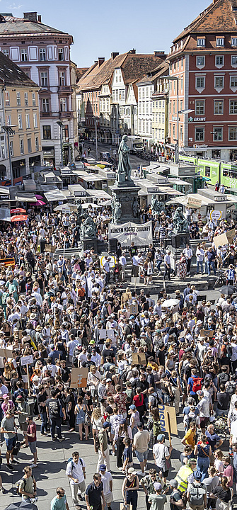 Demonstration in Graz Eine Masse an Menschen versammelt sich um Budgetkürzungen an den Unis zu protestieren.