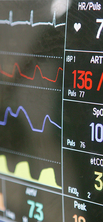 Vitalzeichen Auf einem Monitor werden Vitalzeichen wie Puls, Suaerstoffsättigung und Blutdruck angezeigt.