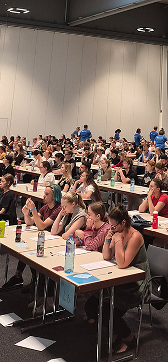 Aufnahmeverfahren Psychotherapie Die Studienwerber*innen für das Psychotherapiestudium sitzen in der Grazer Stadthalle und warten auf den Start des Tests.