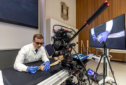 Niels Hammer präsentiert Anatomie live - Credit: Med Uni Graz/Lunghammer