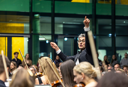 Algirdas Biveinis, Leiter des Orchesters