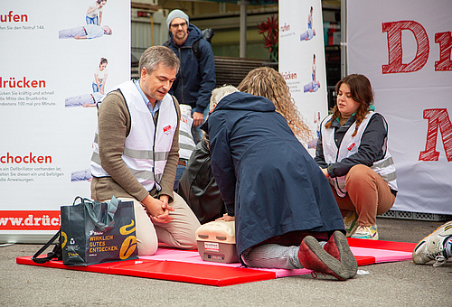 "►rufen ►drücken ►schocken" hieß es am Samstag in der Grazer Innenstadt